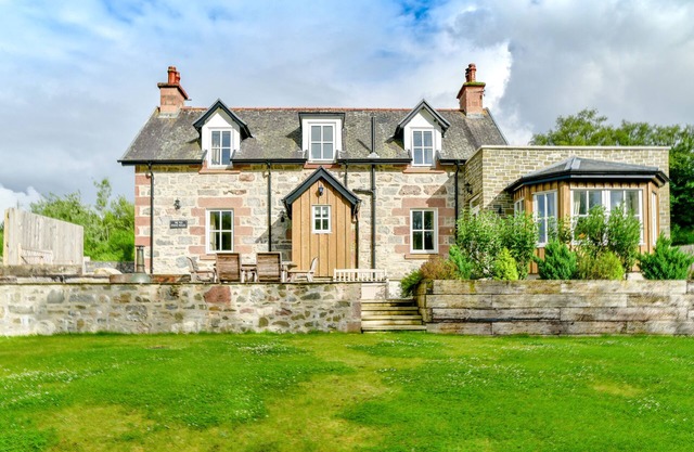 Scottish Highland Cottages "The Old Police House" Daviot, Inverness