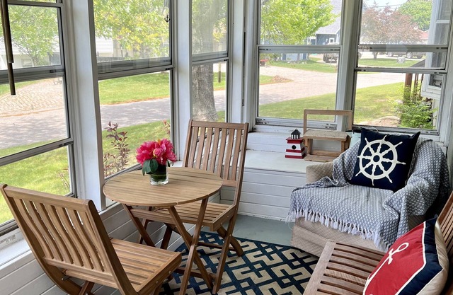 Screened porch, Lake Huron views, quiet sub, walk to beach and town in minutes!