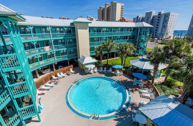 Sea Breeze 218: 2BR condo across street from the Gulf, pool & BBQ