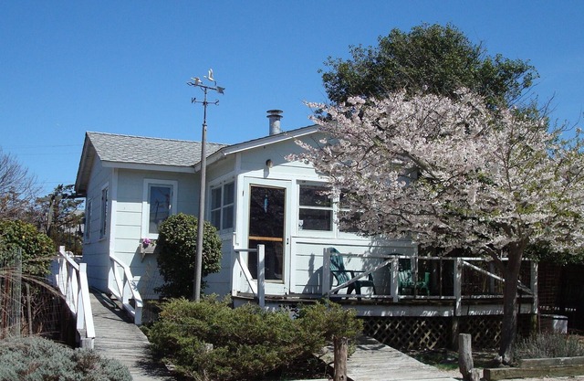 Sea Capt's Cottage, Steps to ocean