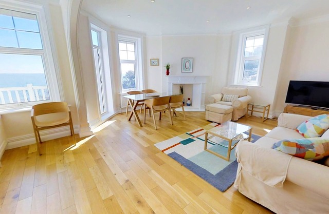 Sea Dreams - family friendly 2-bed apartment with balcony and gorgeous sea views