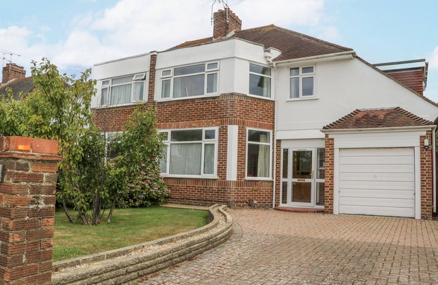 SEA DREAMS, pet friendly, country holiday cottage in Goring-By-Sea