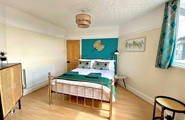 Sea Gem - 3 bedroom holiday home in Southbourne - 5 mins walk to the beach & 2 mins walk to Southbourne Grove High Street