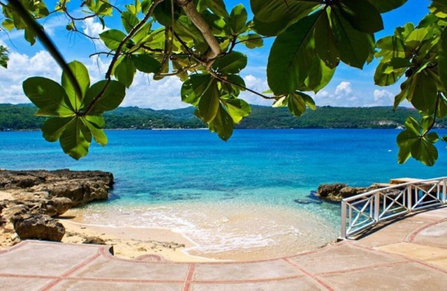 SEA GRAPES ON THE BEACH Luxury 6 Bed Beach Villa, Discovery Bay - STAFF INCLUDED