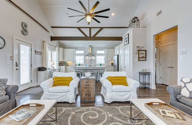 Sea La Vie - a 2 bedroom 2 bath home that sleeps 9.