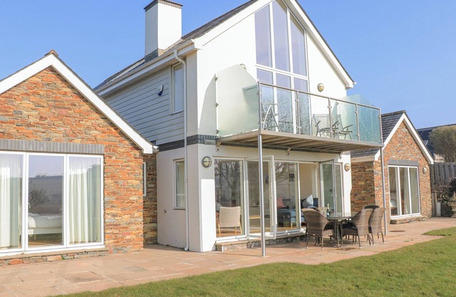 SEA PEEP, family friendly, luxury holiday cottage in Thurlestone