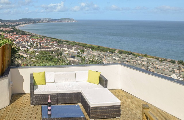 SEA-PRIZE VIEW, family friendly, with a garden in Old Colwyn