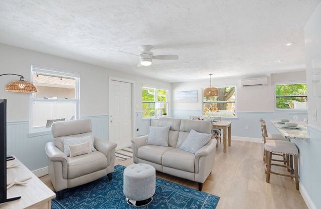 Sea Shell: Pool, Hot tub, new Renovation, Sleeps 4