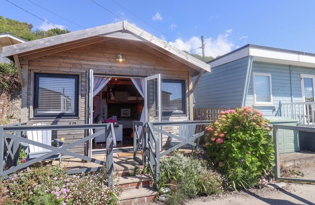 SEA SPRAY, pet friendly, country holiday cottage in Lyme Regis