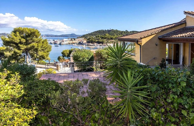 Sea view, 400 m from beach and port, air conditioning, Wifi