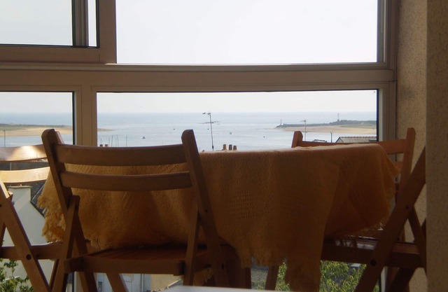 SEA VIEW AND HOTEL BAR NEAR BEACHES AND SHOPS