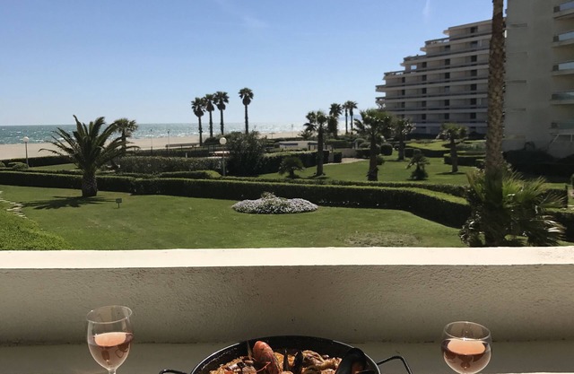 Sea view apartment, direct access to the beach, sea 50m away.