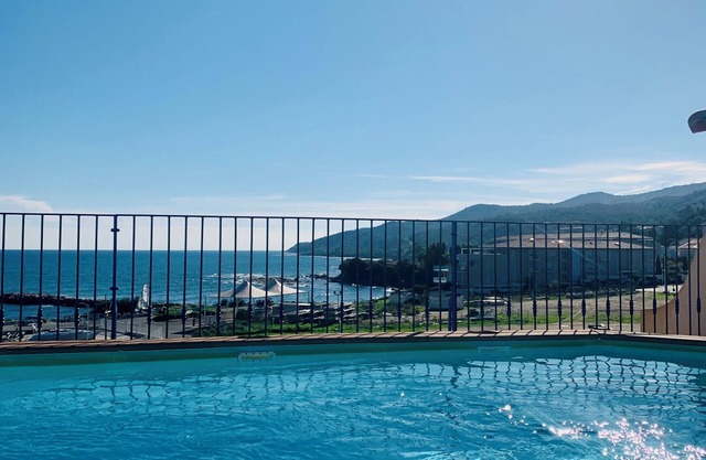 Sea view apartment in the heart of the village with shared pool