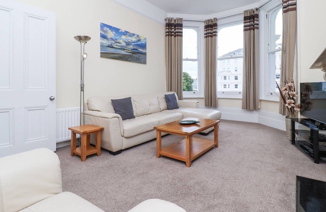 Sea View Apartment next to Theatres, Tennis & Conference Centre