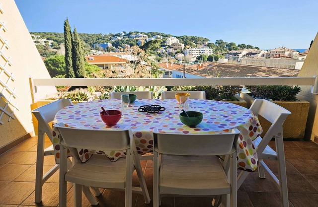 Sea view at the heart of the village, Access to Marina, beaches .