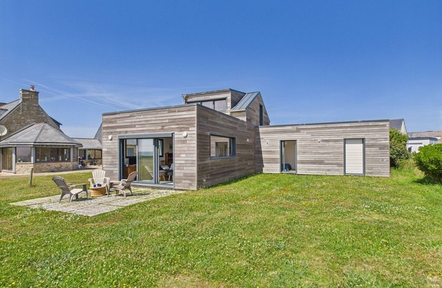 Sea view, beach access, 6 adults and 1 child