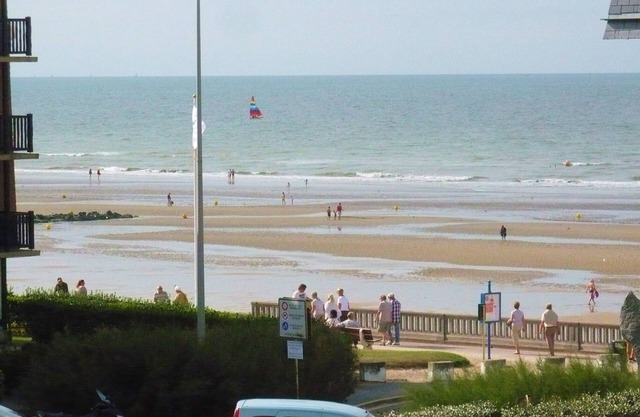 SEA VIEW, bright, 57m2, WIFI, near CABOURG town center, beach 50m away, parking