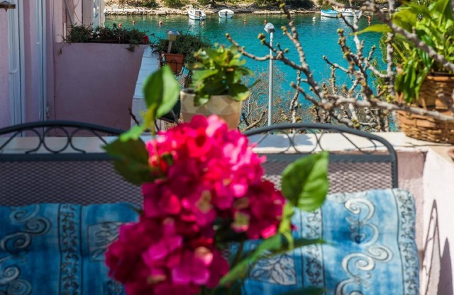 Sea view flat with barbecue and terrace