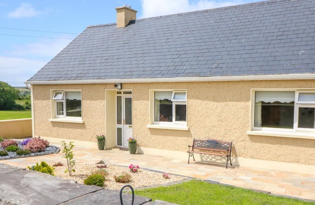 SEA VIEW HIDEAWAY, family friendly in Lahinch, County Clare