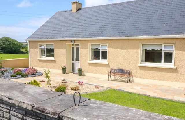 SEA VIEW HIDEAWAY, family friendly in Lahinch, County Clare