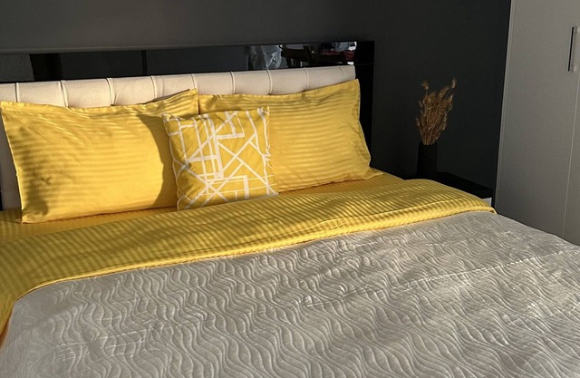 Sea view penthouse studio. Pet friendly!n2 min from the beach.