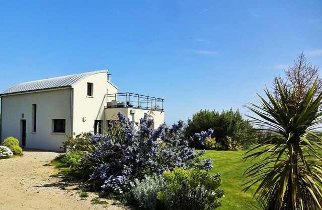 SEA VIEW VILLA with large garden, quiet, free wifi