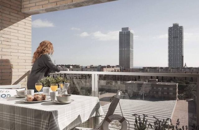 Sea view with terrace and communal swimming pool
