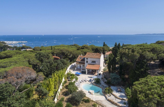Sea views, heated pool, 300m from beach in Sainte Maxime, near St Tropez