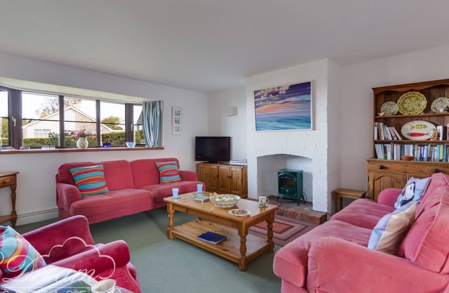 SEA VIEWS, pet friendly, country holiday cottage in West Bexington