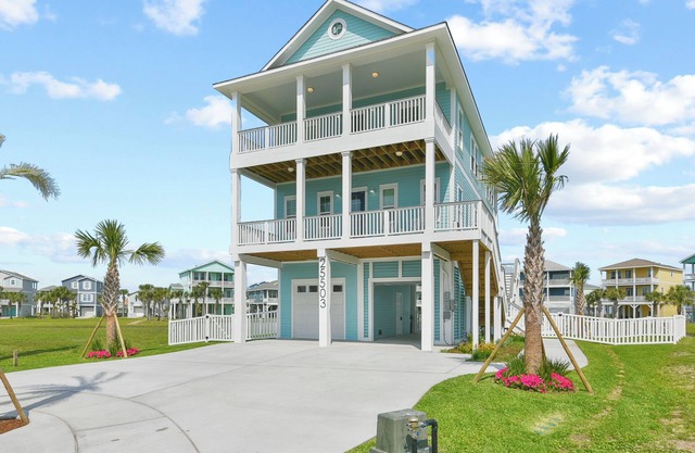 Seabatical! Home with private pool in Pointe West