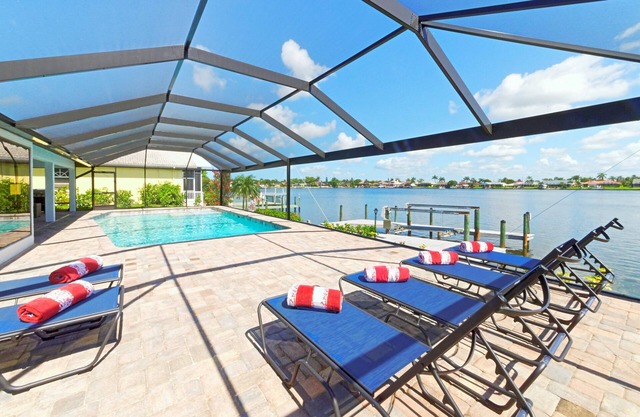 SEABIM Villa TRENDALIA - Modern style, big pool, Lake view, Gulf access