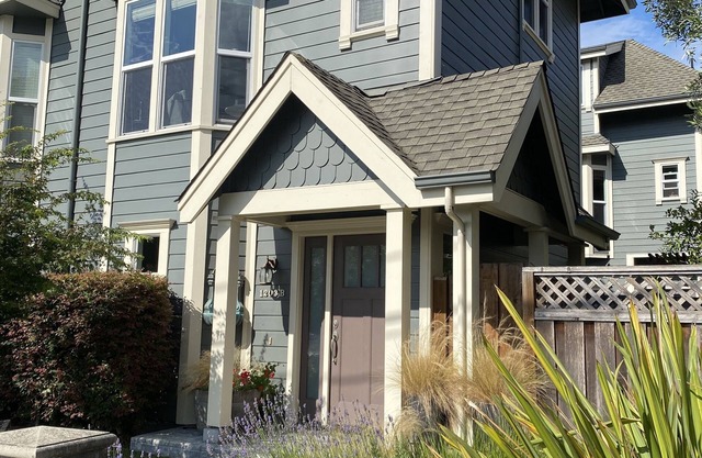 Seabright unique retreat. Townhouse radiant with natural light and decor.