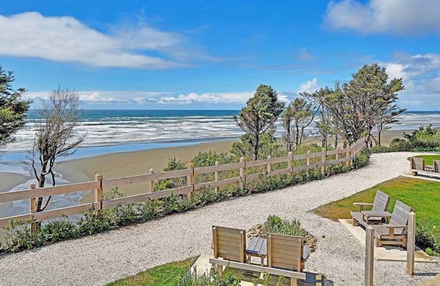 Seabrook's Heart and Sol: Oceanfront, Dog Friendly!
