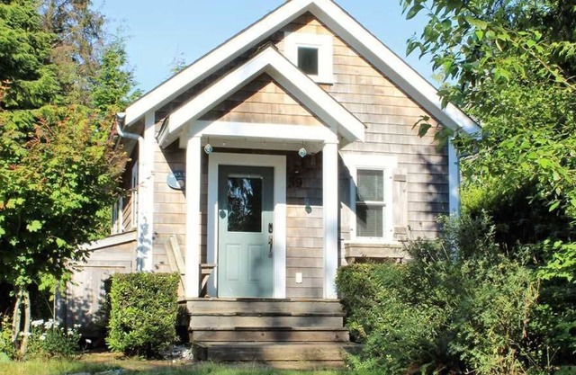 Seabrook's Slack Tide, a cozy loft style cabin in Beach Camp!