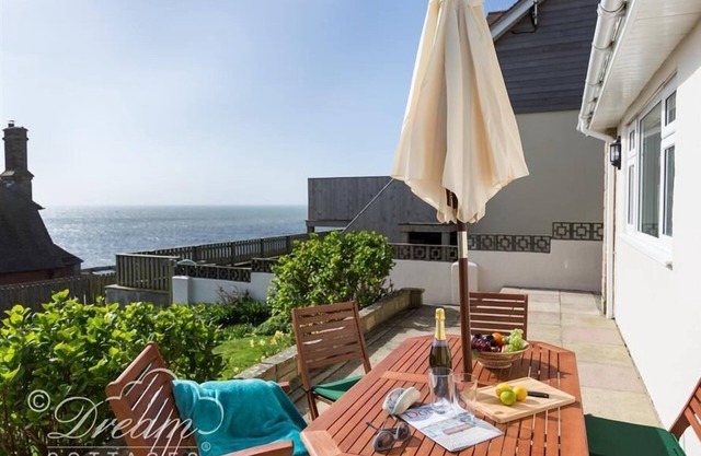 SEACLIFF, pet friendly, country holiday cottage in West Bay