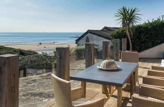 Seafront Beach House with Panoramic Views