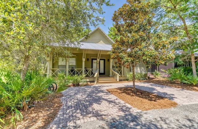Seagrove Beach escape—outdoor oasis, steps to pool, 4 bikes, 1 mile to Seaside