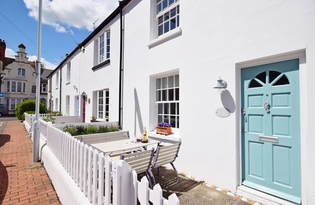 Seashell Cottage - Worthing - sleeps 4 guests in 2 bedrooms