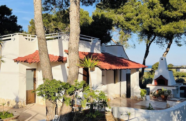 Seaside Escape with Stunning Views – Steps from Taranto’s Best Beaches!