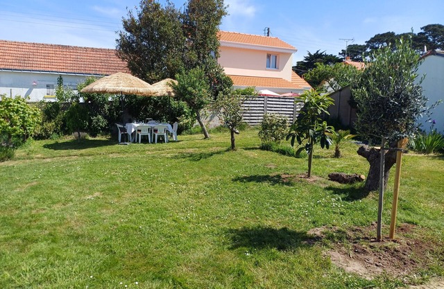 Seaside family home with large dormitory, games, garden. All on foot!