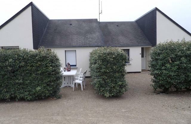 Seaside Getaway: Cozy Pet-Friendly House with WiFi & BBQ, Steps from the Beach