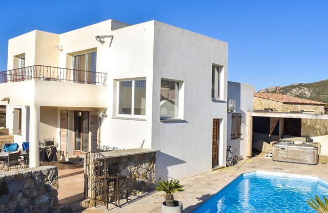 SEASIDE HOUSE WITH SWIMMING POOL IN SANT AMBROGGIO MARINA