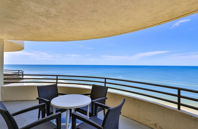 SEASIDE 'N' SUN Awesome Oceanfront 2/2 Condo, Large Balcony, Pool & Hot Tub