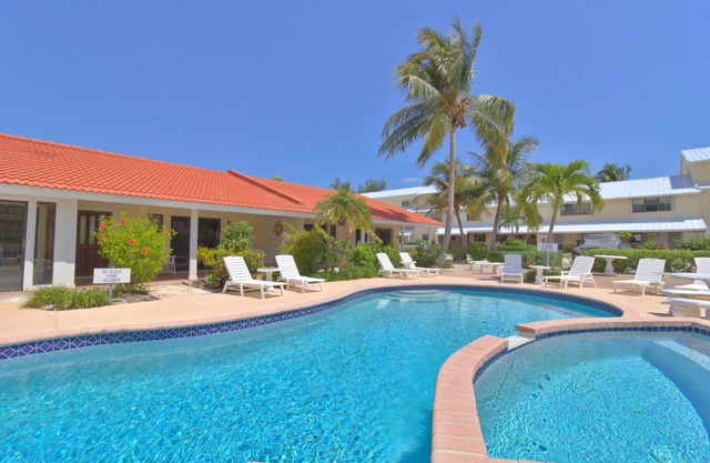 Seaside/Poolside villa 3 min walk to beach