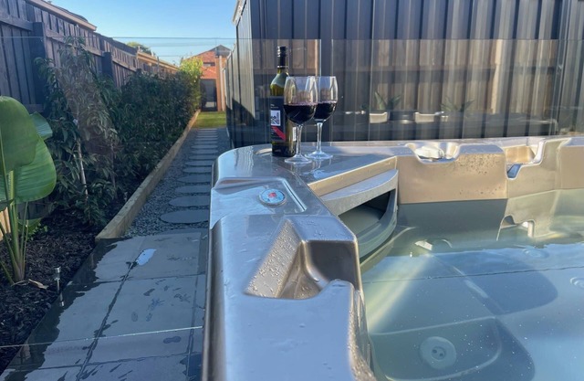 Seaside Retreat on Park - Walk to Beach - Luxury - Jacuzzi
