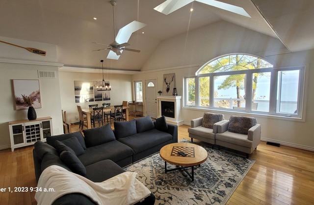 Seasons by the Bay! Lakehouse on Georgian Bay. Short drive to town, ski or beach