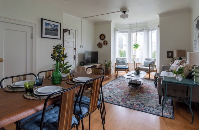 Seattle/Ballard Modern 2 bedroom home, close to all Seattle tourist attractions!