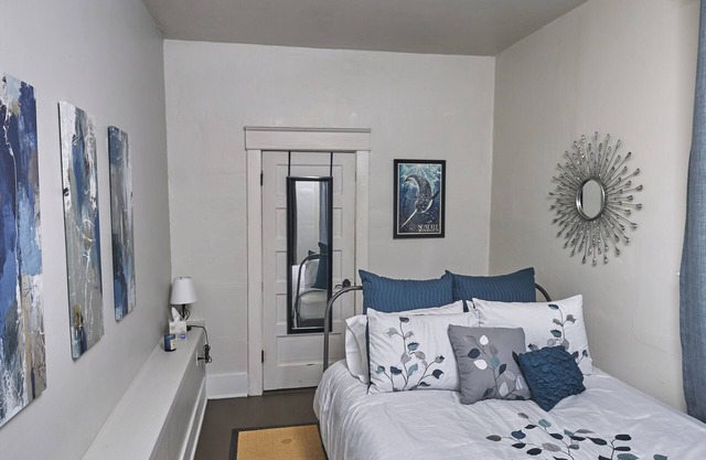 Seattle Fremont Neighborhood Apartment: "Walk To The Center Of The Universe"