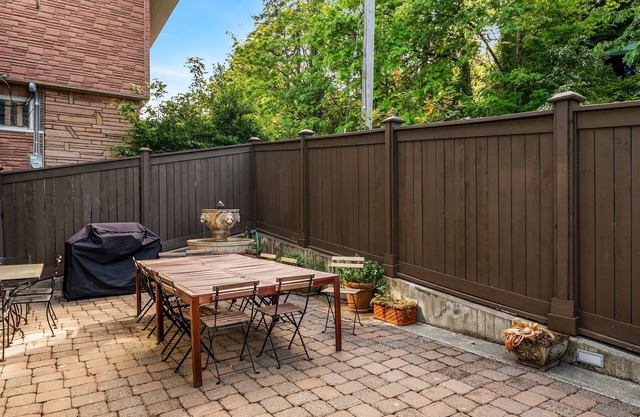 Seattle Vacation Home: American Wonders - 7 bedroom/4.5 bath, sleeps 25, views