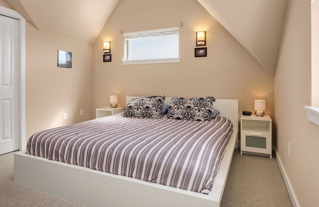 Seattle Vacation Home: Life's A Mountain - 3 bedrooms each w/ ensuite bath